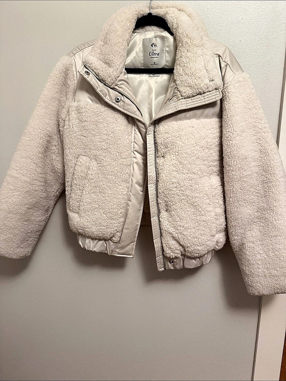 A&F Ultra Collection Sherpa Jacket in Cream Size Medium Like New
